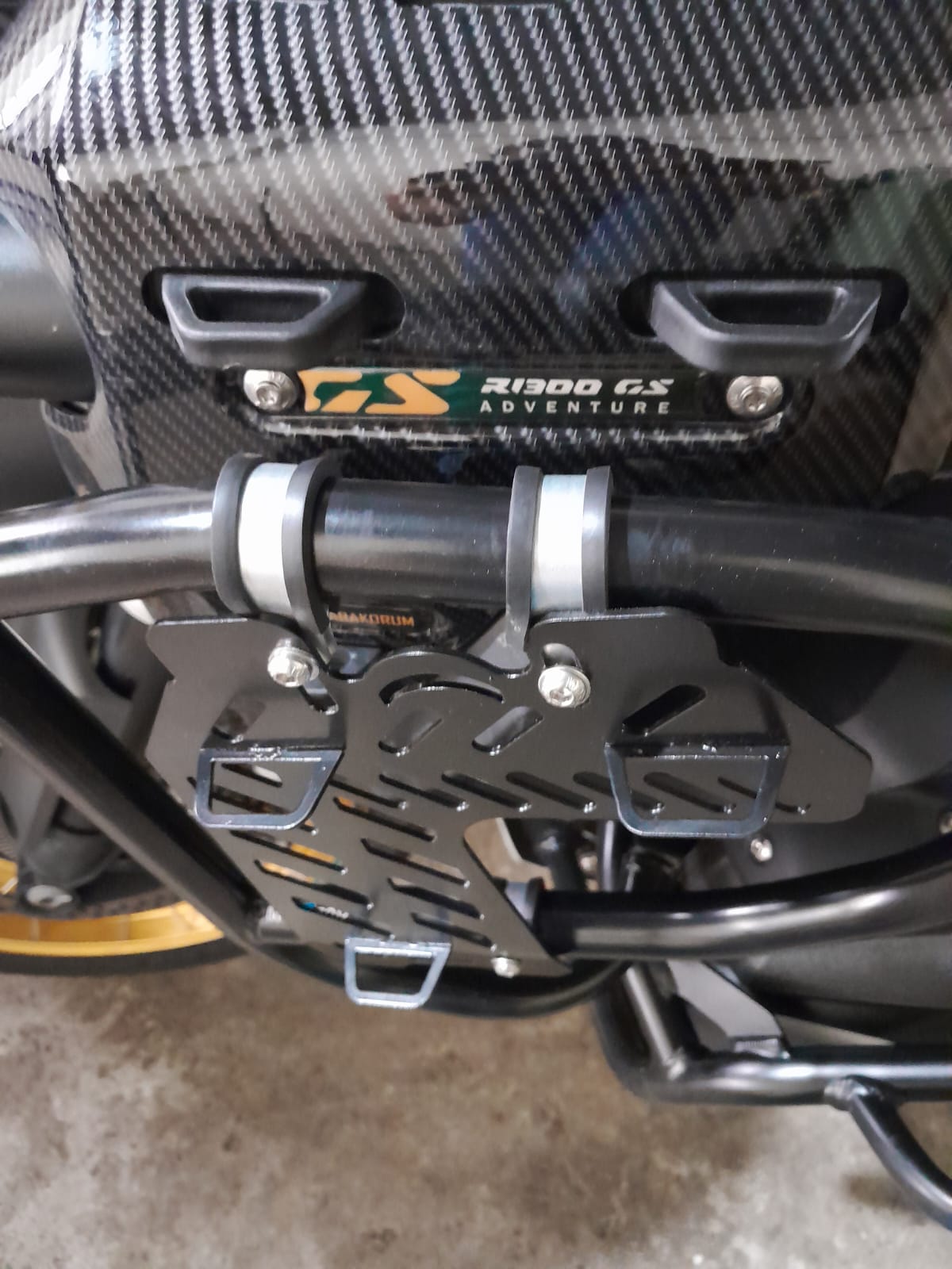Suporte-malas-frontais-r1300gs-adventure-preto