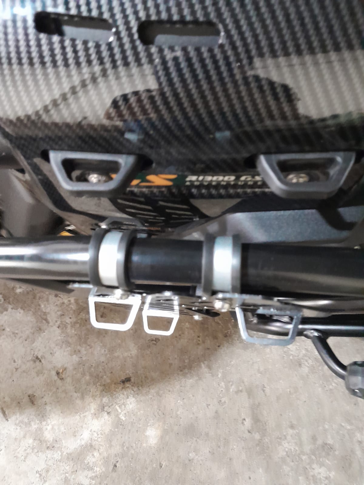 Suporte-malas-frontais-r1300-adventure-preto
